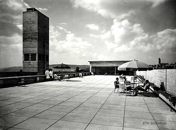 Nach den Prüfungen. Dachterrasse des neuen Maschinenlaboratoriums 1934.