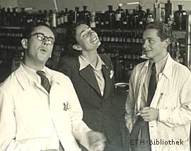 Faxen im Chemielabor. Private Aufnahme von 1940.