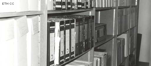 Früher arbeitete man weniger vernetzt: Bundesordner im Archiv.