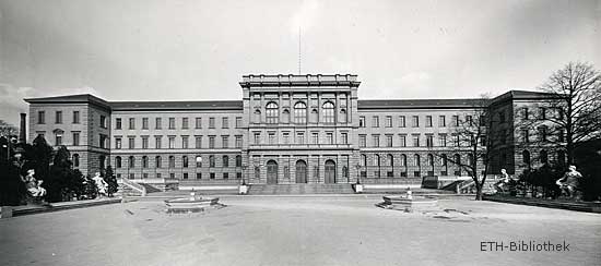 Überwachen und Strafen: Das Hauptgebäude sichert lokale Kontrollfunktionen über die Studierenden. Aufnahme von 1930.