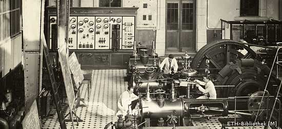 Das Maschinenlaboratorium. Kalorische Abteilung 1904: Im Hintergrund das Betriebsschaltbrett der zentralen Beleuchtungsanlage für das Polytechnikum.