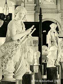 Statuen in der archäologischen Sammlung, um 1900.