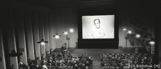Fernsehen auf Grossbildschirm. Eidophor-Demonstration anlässlich des 75-Jahre-Jubiläums der Ciba, Mai 1959.