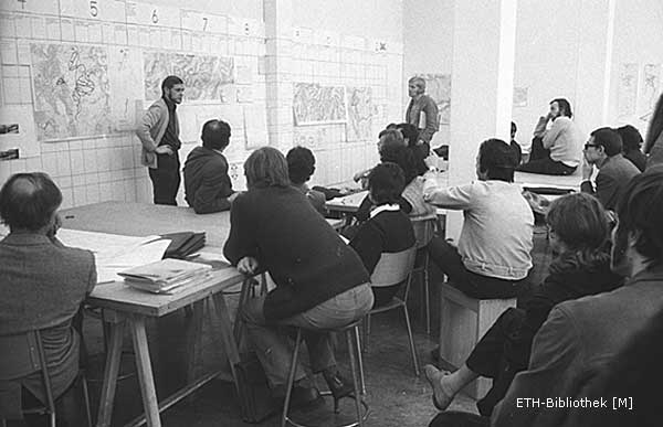 Gegen strenge Formationen. Zur Erneuerung des Schulprogrammes gehörte für die Architekten 1971 auch die Auflösung des Frontalunterrichts.