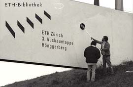ETH Zürich: Dritte Ausbauetappe Hönggerberg Tafel wird gereinigt, 4.11.1997.
