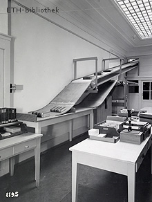 Das erste ETH-Bibliotheksförderband. Fotoserie der Maschinenfabrik Bühler, Ende 1932.