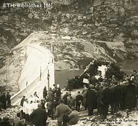 Infrastrukturausbau: Kirchliche Einsegnung der alten Staumauer des SBB-Kraftwerks Barberine (VS) , 13. September 1925.