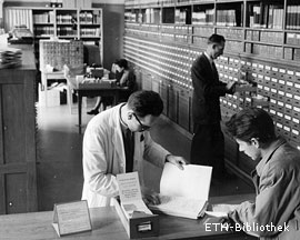 Wiederauffindbarkeit vor den Datenbanken. Katalogsaal der ETH-Bibliothek 1957.