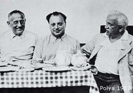 In den Schweizer Bergen: Wolfgang Pauli (Mitte) mit den Mathematikprofessoren Georg Polya (ETH Zürich) und Erich Hecke (Uni Hamburg), Fotoaufnahme aus den 1930er-Jahren.
