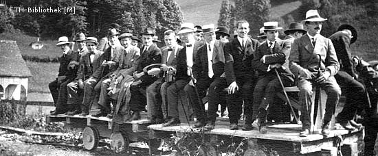 Auf der Feldbahn zum Steinbruch: Die Abteilung Chemie besucht eine Zementfabrik in Brunnen, um 1916.