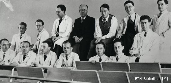 Die Mitarbeiter des organisch-chemischen Laboratoriums 1937. Links von Ruzicka sitzt Moses Wolf Goldberg, rechts von ihm Tadeus Reichstein