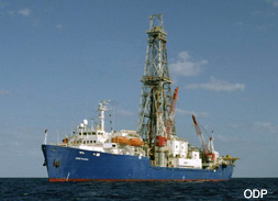 Das Tiefseebohrschiff “JOIDES Resolution“ bohrt im Rahmen der Programme ODP und IODP Tiefseebohrlöcher der in allen Weltmeeren.