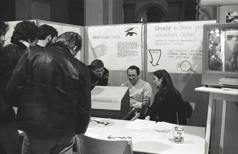 Stand zum Datenschutz am IFI-Tag, Februar 1984. Quelle: Bildarchiv ETH-Bibliothek, Zürich.
