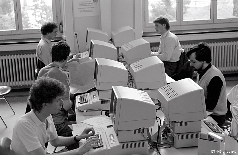Arbeitsraum der Abteilung IIIC, ausgerüstet mit Apple II-Computern, 1985. Quelle: Bildarchiv ETH-Bibliothek, Zürich.