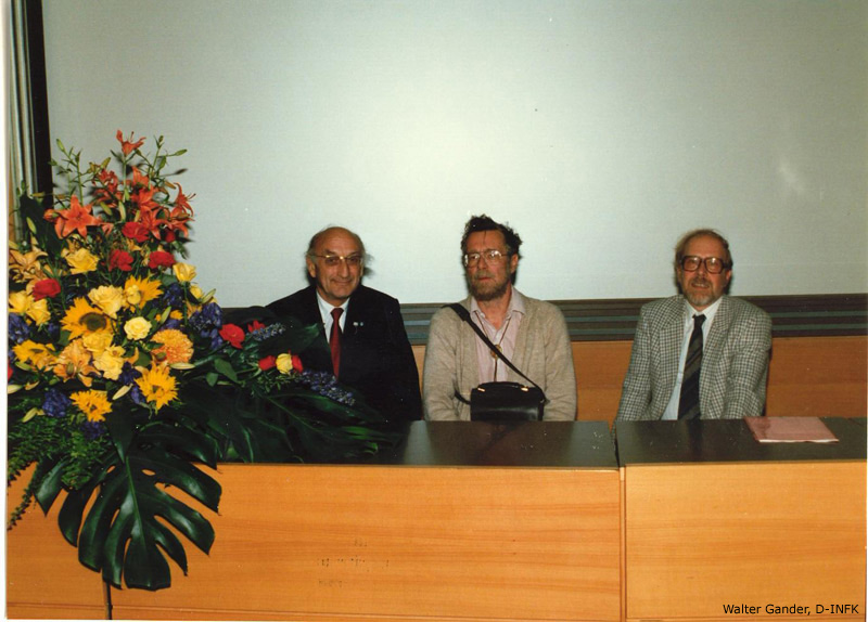 Friedrich L. Bauer, Edsger W. Dijkstra und Niklaus Wirth anlässlich des 20jährigen Jubiläums des Instituts für Informatik, 19. Oktober 1988. Quelle: Archiv D-INFK.