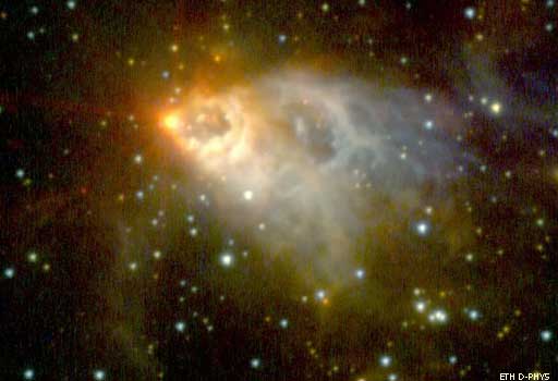 Untersuchungen über Sternentstehung: Infrarotbild des erst etwa 1 Million Jahre alten Protosterns AFGL 2591 in einer Entfernung von ungefähr 1000 Lichtjahren