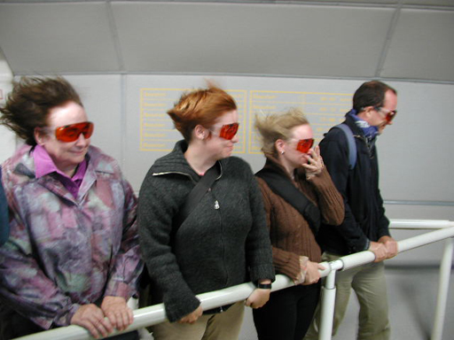 Mitarbeiterinnen und Mitarbeiter im Ausstellungspavillon "Beaufort" an der Expo. 02.